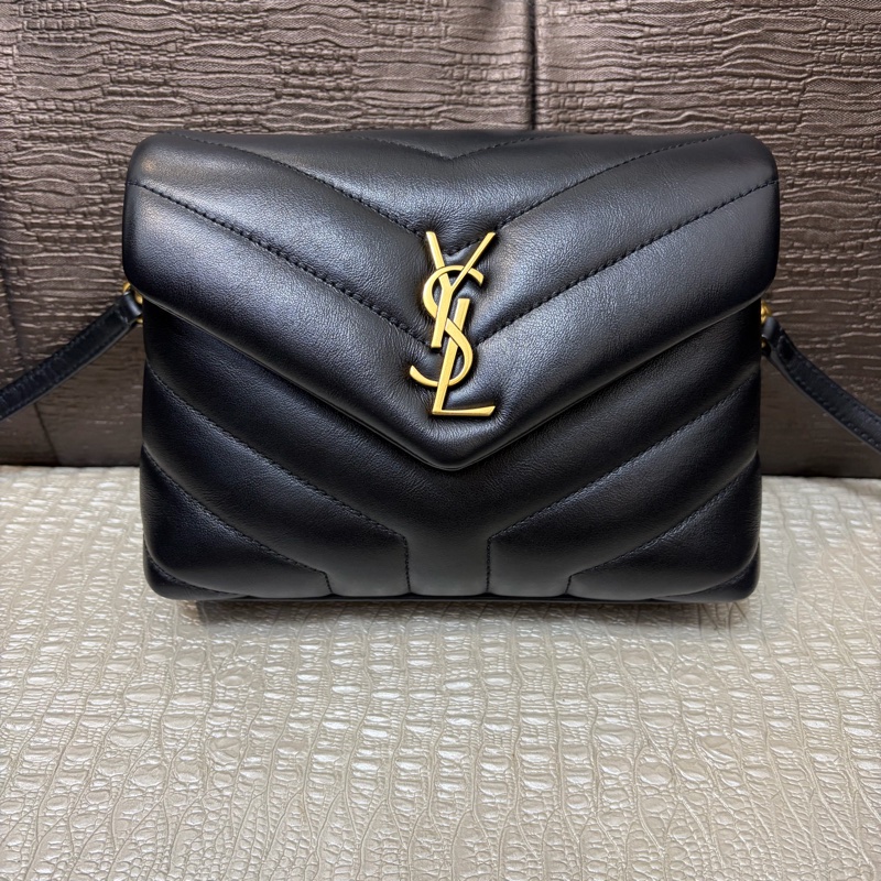 YSL 黑牛皮loulou toy金釦信封下蓋斜背包-0