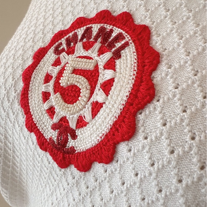 CHANEL 23C刺繡徽章小背心 40碼-1