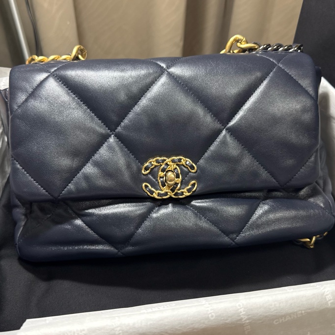 香奈兒19 深藍配金30cm 澎澎羊皮包自售-5