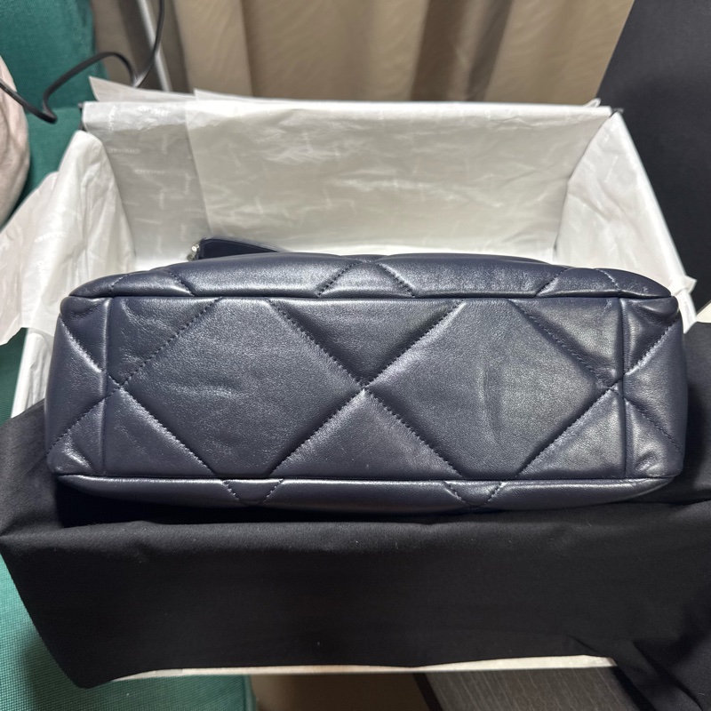 香奈兒19 深藍配金30cm 澎澎羊皮包自售-7