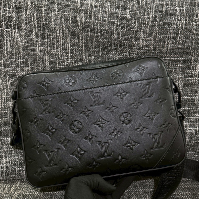 LV新款壓紋郵差包-2
