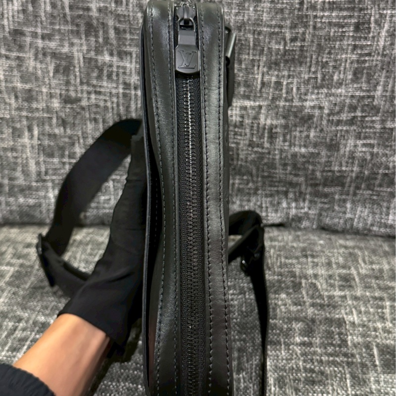 LV新款壓紋郵差包-6