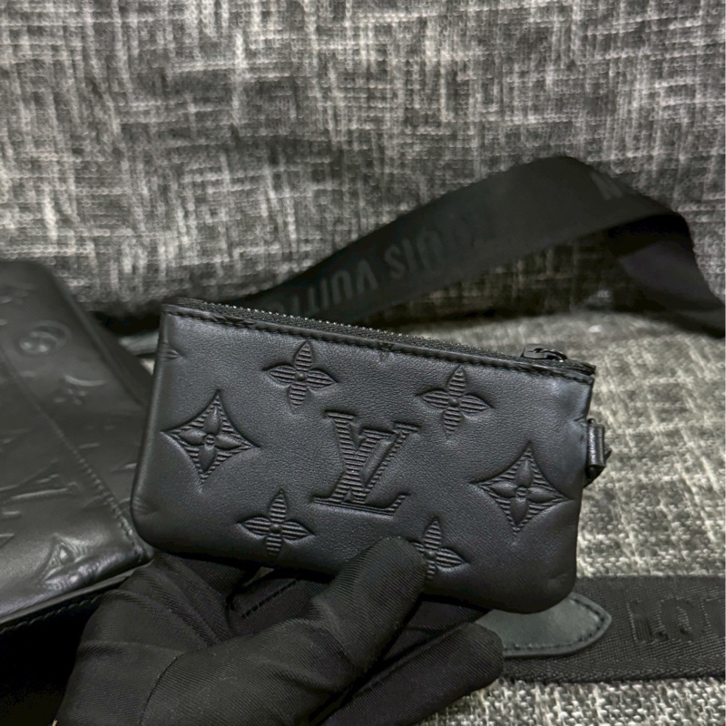 LV新款壓紋郵差包-8