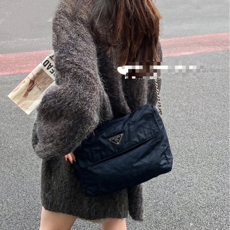 Prada 三角牌黑銀鏈條包-0