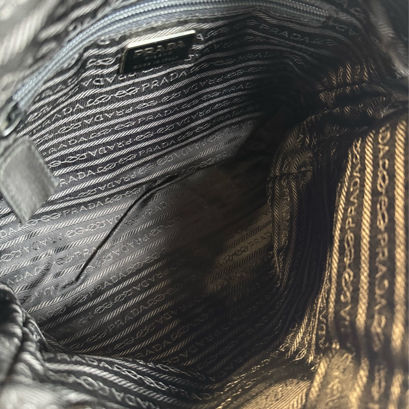 Prada 三角牌黑銀鏈條包 （有保卡）-17
