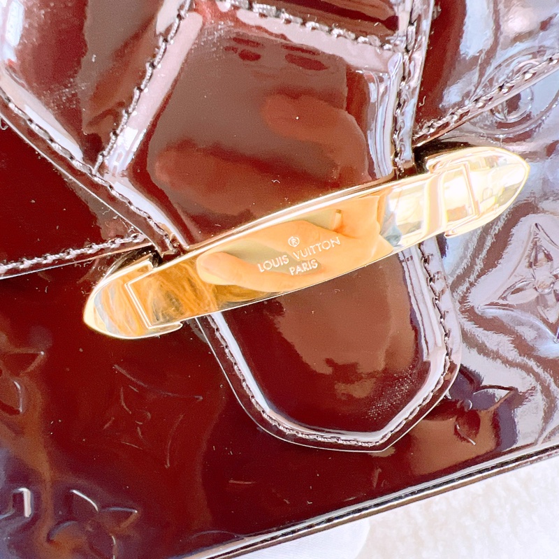 Lv bellflower GM 酒紅色漆皮郵差包-1