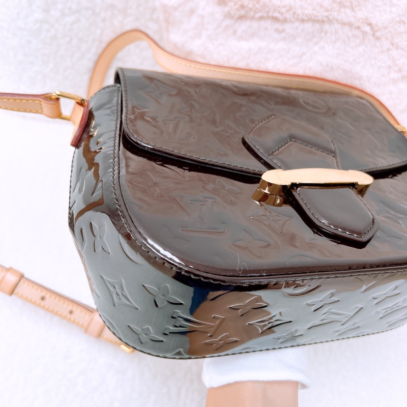 Lv bellflower GM 酒紅色漆皮郵差包-4