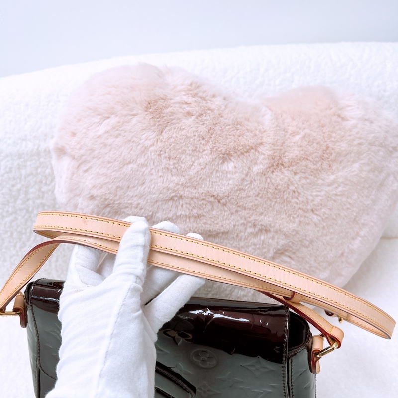 Lv bellflower GM 酒紅色漆皮郵差包-11