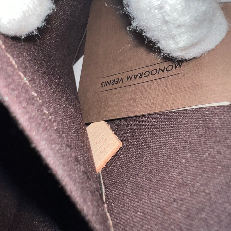 Lv bellflower GM 酒紅色漆皮郵差包-14