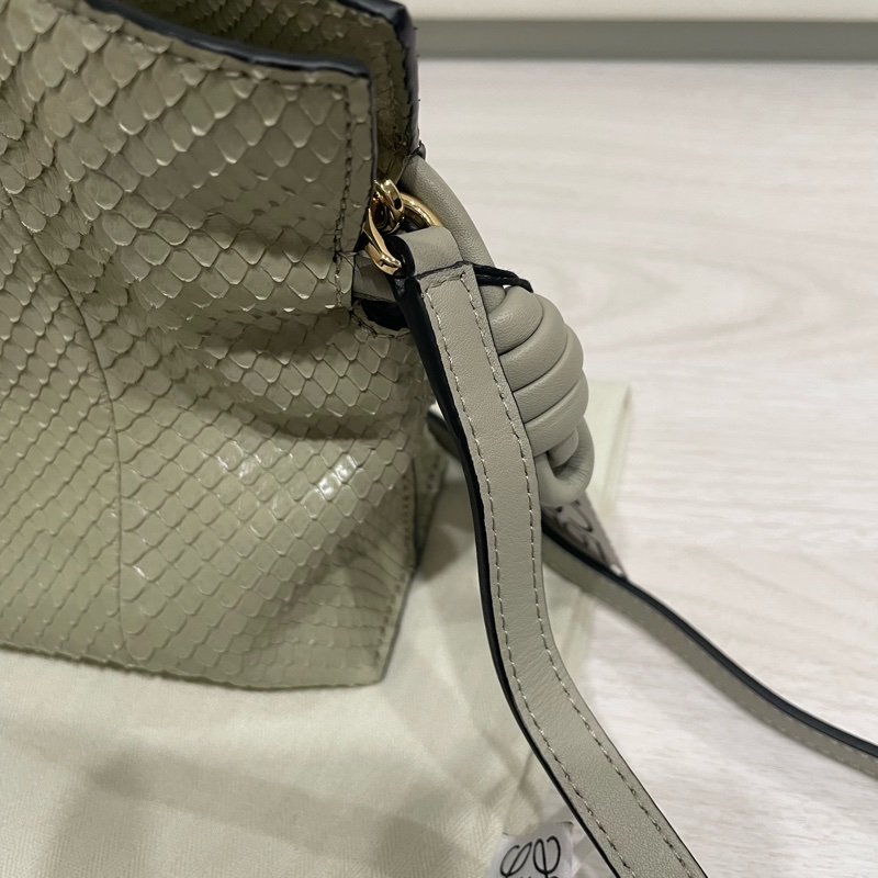 Loewe_Mini Flamenco Marble Light Green Snakeskin Knot Clutch-14