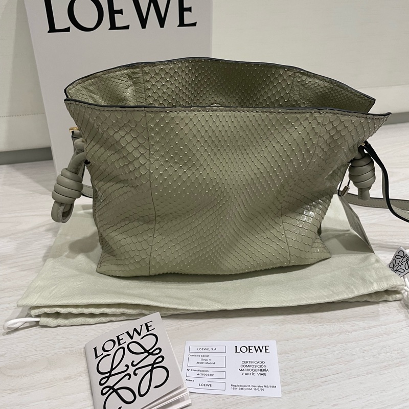 Loewe_Mini Flamenco Marble Light Green Snakeskin Knot Clutch-17