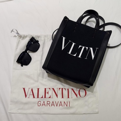 VALENTINO VLTN 字母印花帆布拼牛皮手提/斜背托特包(黑色)
