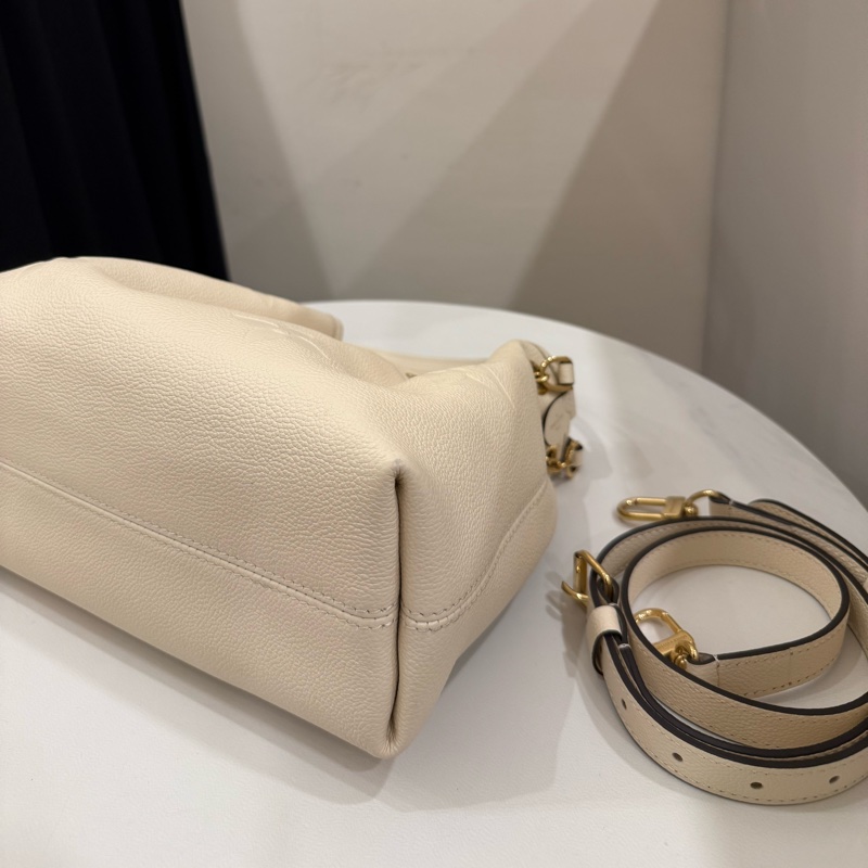 (櫃上缺貨款🔥)Louisvuitton bundle lv白色皮革壓紋牛皮-6