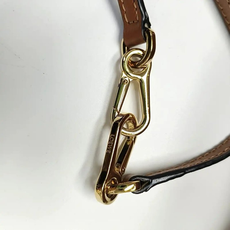 LOEWE Lazo 迷你 棕色牛皮肩背包 斜背包 金色五金 可拆卸肩帶-12