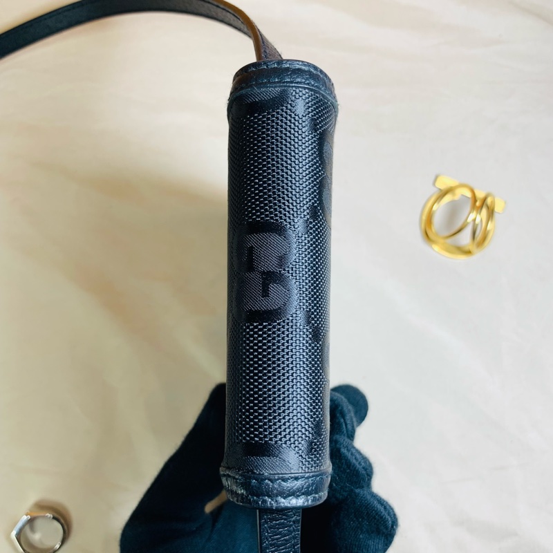 ✨近新閒置 Gucci 古馳 質感黑手機包 斜背包 肩背包-7