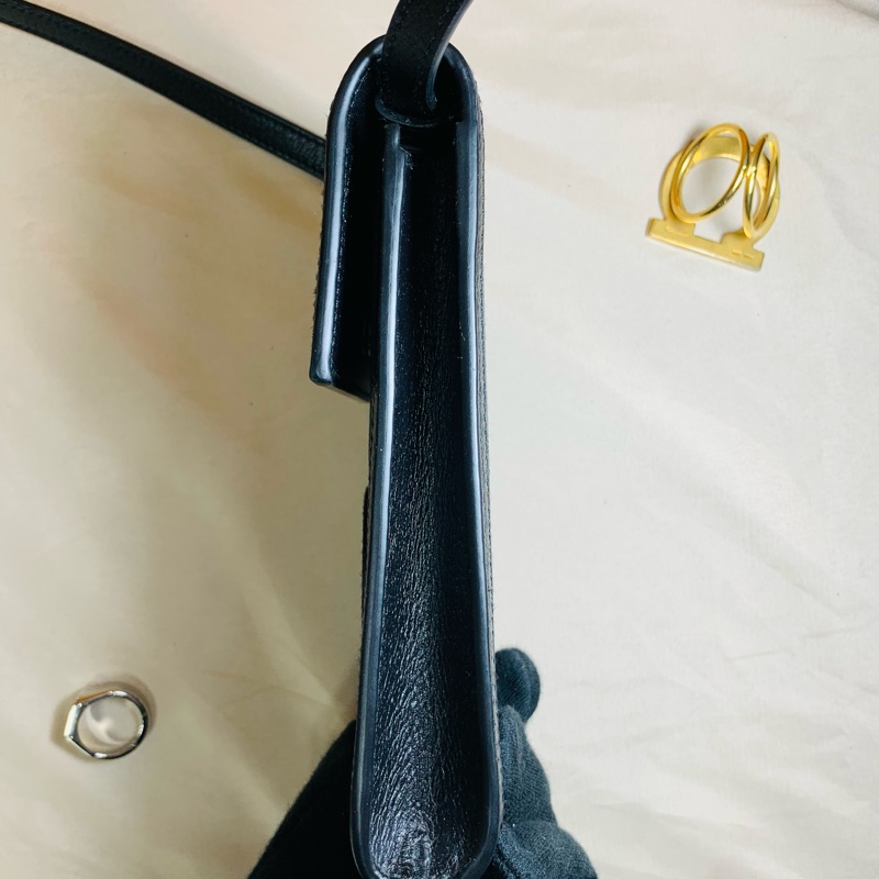 ✨近新閒置 Gucci 古馳 質感黑手機包 斜背包 肩背包-8