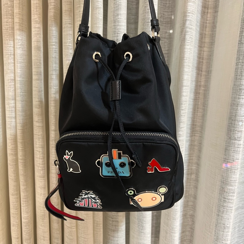 ෆ Prada 機器人徽章手提斜背兩用尼龍水桶包-10