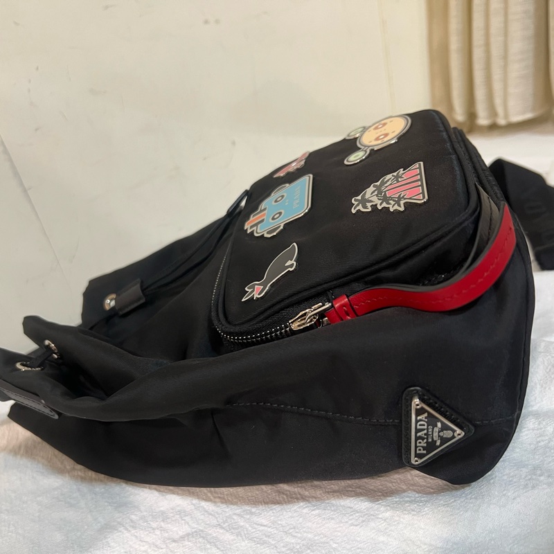 ෆ Prada 機器人徽章手提斜背兩用尼龍水桶包-12