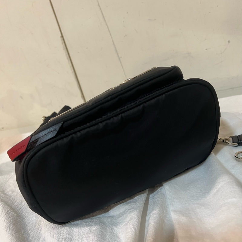 ෆ Prada 機器人徽章手提斜背兩用尼龍水桶包-14