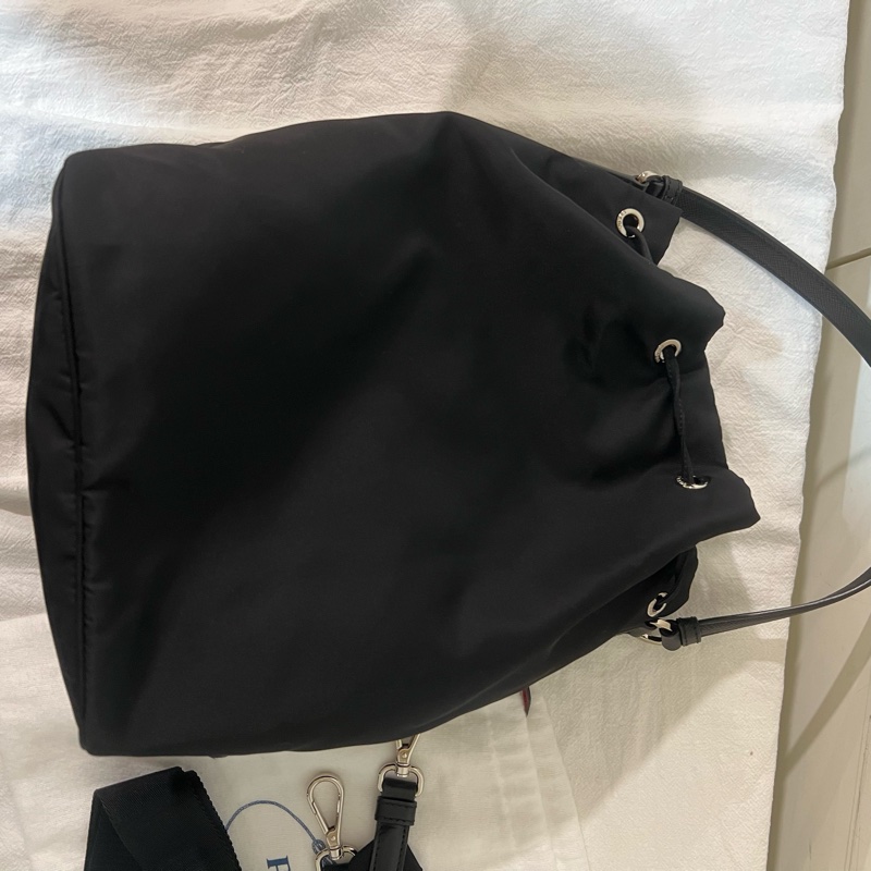 ෆ Prada 機器人徽章手提斜背兩用尼龍水桶包-16