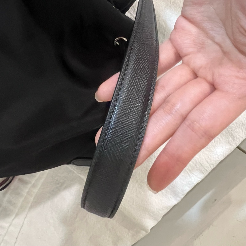 ෆ Prada 機器人徽章手提斜背兩用尼龍水桶包-17