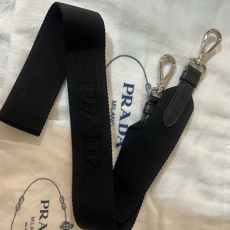 ෆ Prada 機器人徽章手提斜背兩用尼龍水桶包-18