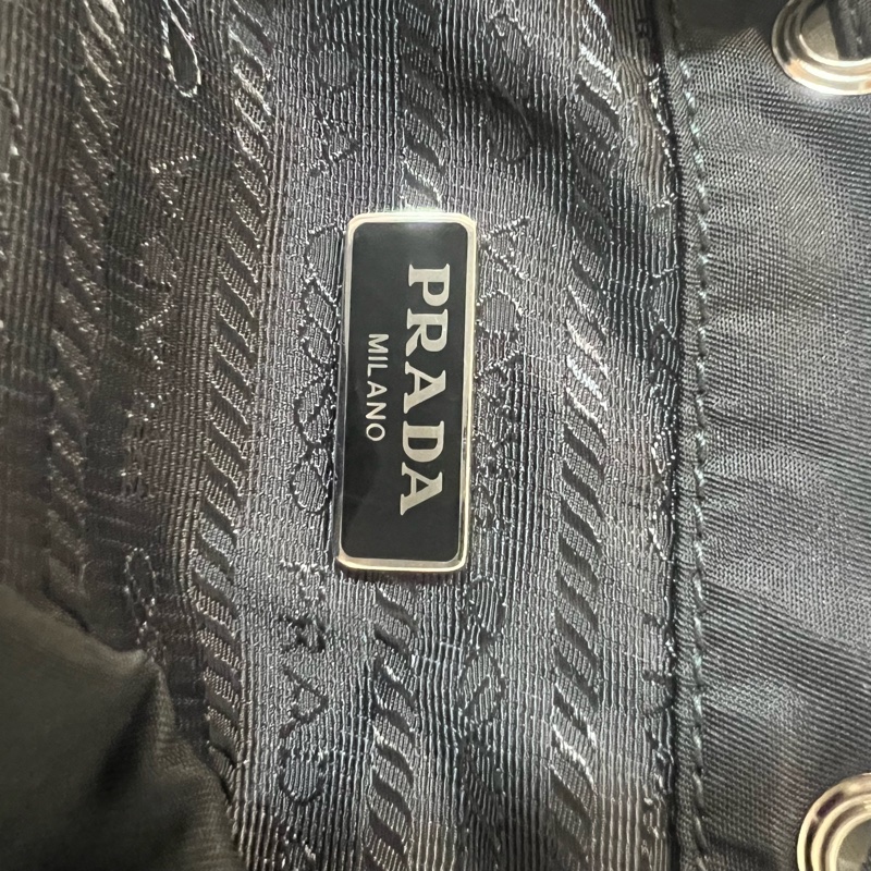 ෆ Prada 機器人徽章手提斜背兩用尼龍水桶包-21