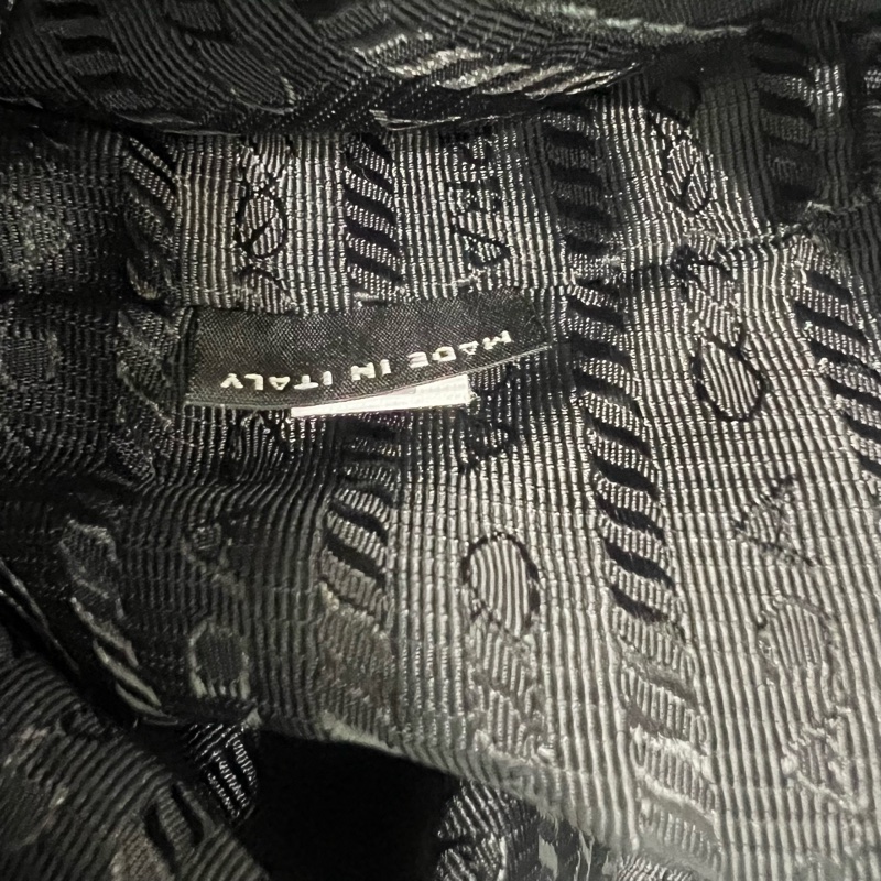 ෆ Prada 機器人徽章手提斜背兩用尼龍水桶包-23