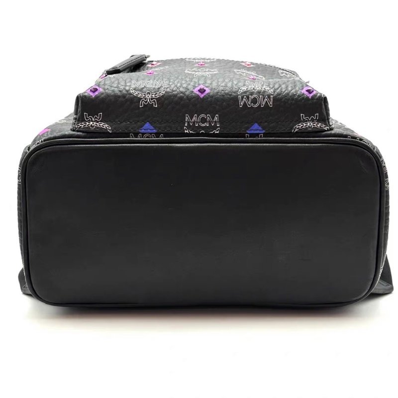 MCM黑色老花滿印彩虹釘後背包 26*31*12 98新-3