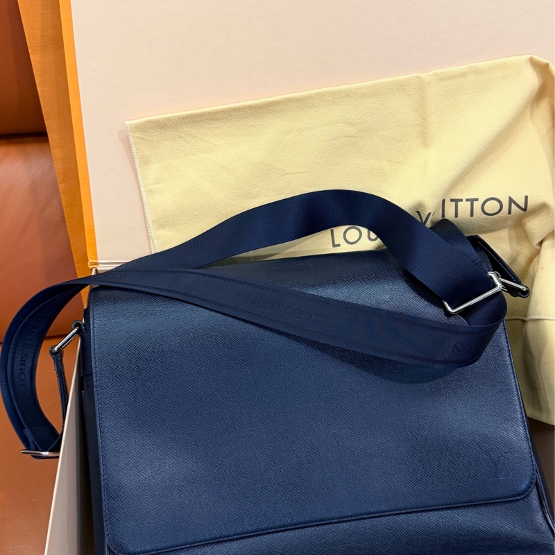 真品LV Taiga Roman GM大款 男士深海軍藍黑色 郵差包 公事包 電腦包 斜背包 側背包 出差包-0