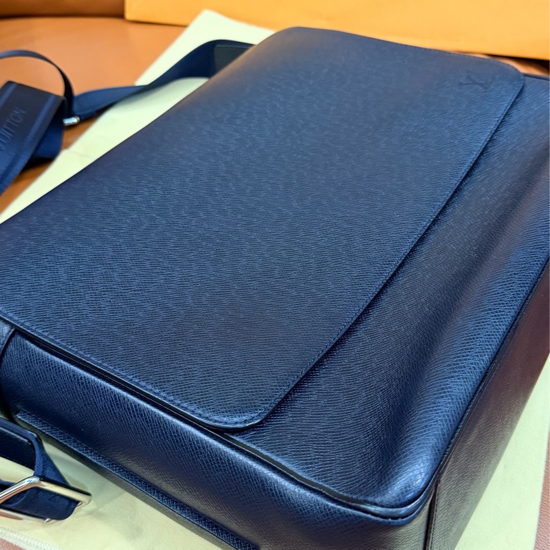 真品LV Taiga Roman GM大款 男士深海軍藍黑色 郵差包 公事包 電腦包 斜背包 側背包 出差包-11