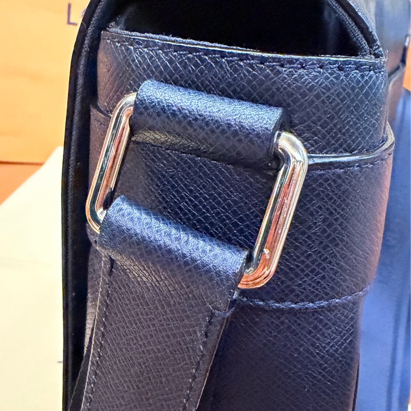 真品LV Taiga Roman GM大款 男士深海軍藍黑色 郵差包 公事包 電腦包 斜背包 側背包 出差包-22