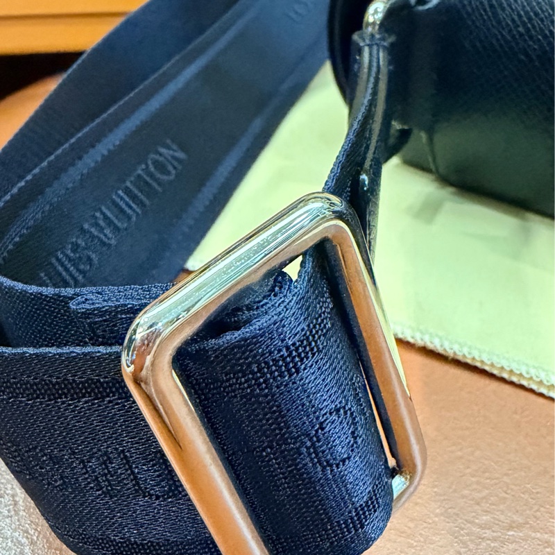 真品LV Taiga Roman GM大款 男士深海軍藍黑色 郵差包 公事包 電腦包 斜背包 側背包 出差包-24