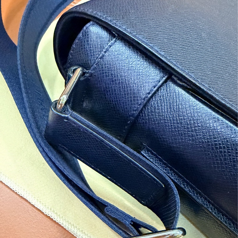 真品LV Taiga Roman GM大款 男士深海軍藍黑色 郵差包 公事包 電腦包 斜背包 側背包 出差包-26