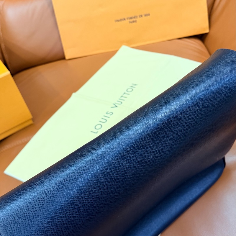 真品LV Taiga Roman GM大款 男士深海軍藍黑色 郵差包 公事包 電腦包 斜背包 側背包 出差包-32