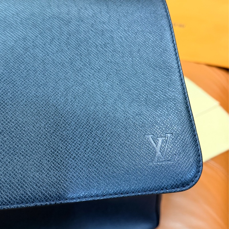 真品LV Taiga Roman GM大款 男士深海軍藍黑色 郵差包 公事包 電腦包 斜背包 側背包 出差包-3