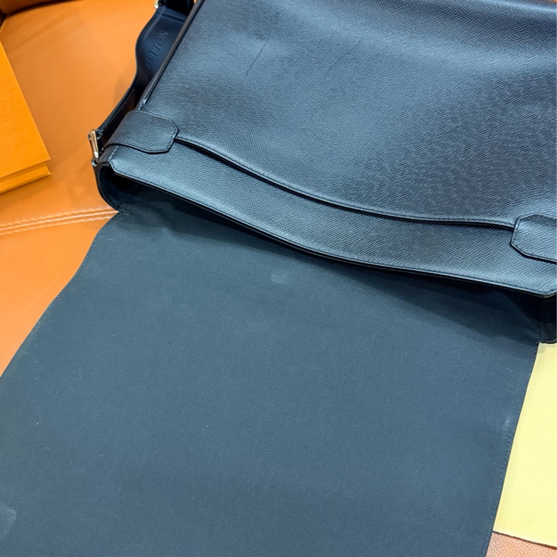 真品LV Taiga Roman GM大款 男士深海軍藍黑色 郵差包 公事包 電腦包 斜背包 側背包 出差包-4