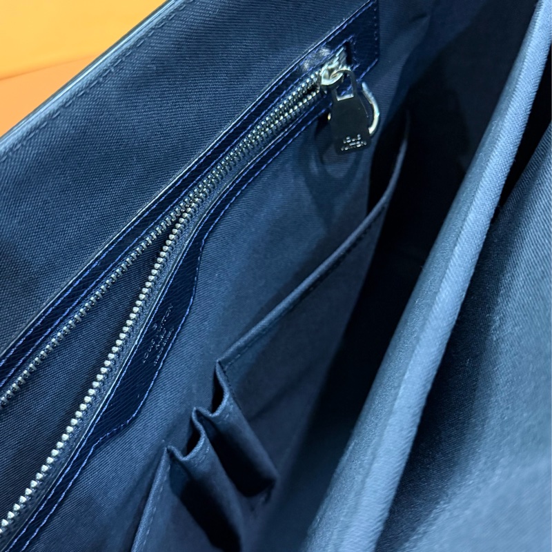 真品LV Taiga Roman GM大款 男士深海軍藍黑色 郵差包 公事包 電腦包 斜背包 側背包 出差包-6