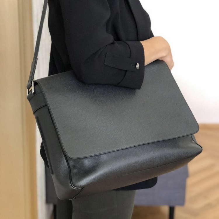 真品LV Taiga Roman GM大款 男士深海軍藍黑色 郵差包 公事包 電腦包 斜背包 側背包 出差包-9