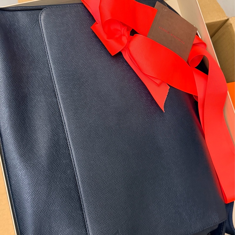 出清特價｜真品LV Taiga Roman GM最大款 男士深海軍藍黑色 郵差包 公事包 電腦包 斜背包 側背包 出差包-8