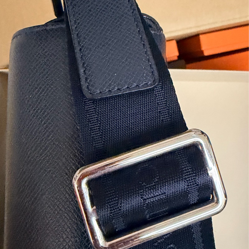 出清特價｜真品LV Taiga Roman GM最大款 男士深海軍藍黑色 郵差包 公事包 電腦包 斜背包 側背包 出差包-30