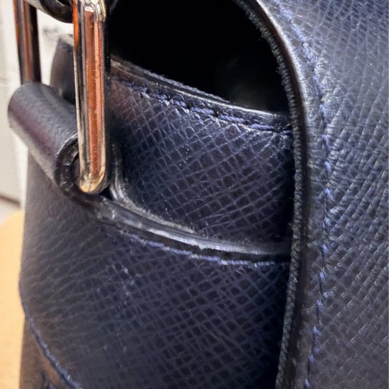 出清特價｜真品LV Taiga Roman GM最大款 男士深海軍藍黑色 郵差包 公事包 電腦包 斜背包 側背包 出差包-32