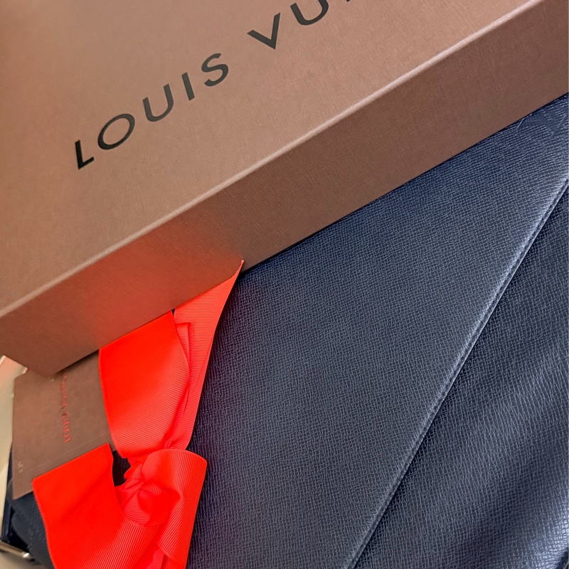 出清特價|真品LV Taiga Roman GM最大款 男士深海軍藍黑色 郵差包 公事包 電腦包 斜背包 側背包 出差包-2