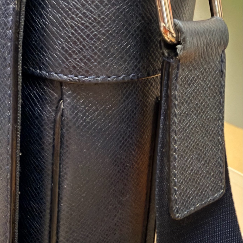 出清特價|真品LV Taiga Roman GM最大款 男士深海軍藍黑色 郵差包 公事包 電腦包 斜背包 側背包 出差包-3