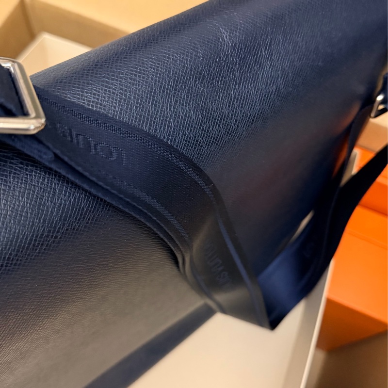 出清特價|真品LV Taiga Roman GM最大款 男士深海軍藍黑色 郵差包 公事包 電腦包 斜背包 側背包 出差包-8