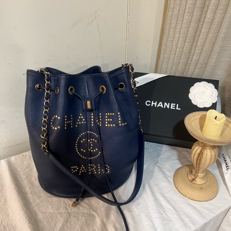 ෆ Chanel卯釘logo水桶包-6