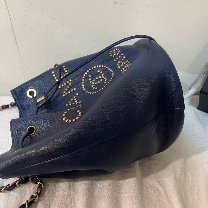 ෆ Chanel卯釘logo水桶包-7