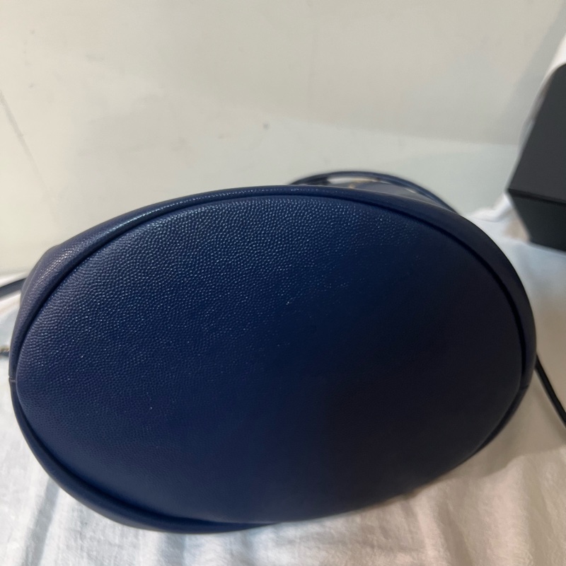 ෆ Chanel卯釘logo水桶包-8