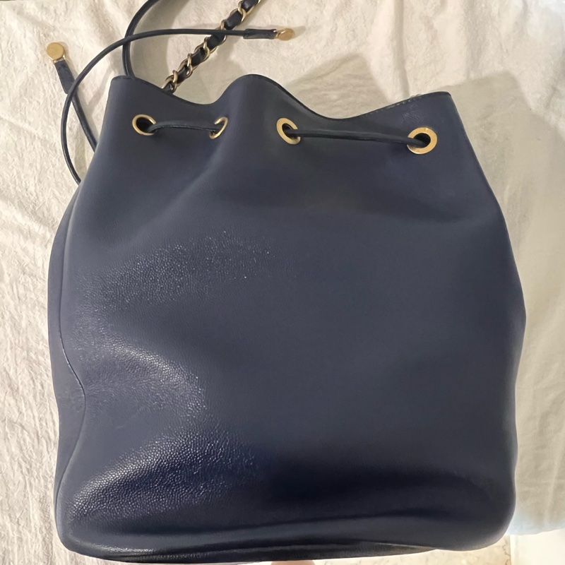 ෆ Chanel卯釘logo水桶包-11