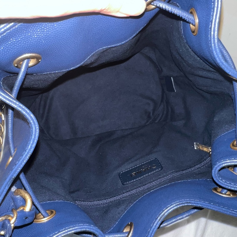 ෆ Chanel卯釘logo水桶包-12